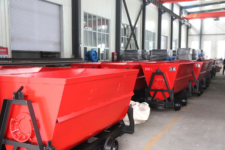 China Coal Group a envoyé un lot de wagons miniers basculants à godets rouges à Changzhi, Shanxi