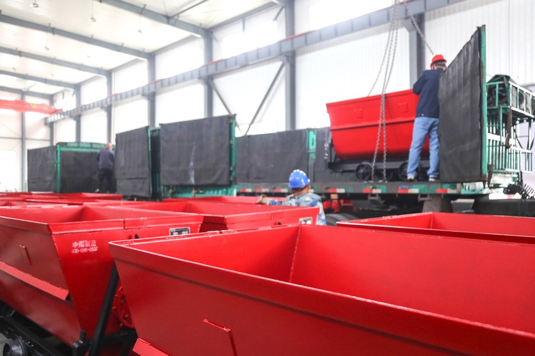 China Coal Group a envoyé un lot de wagons miniers basculants à godets rouges à Changzhi, Shanxi