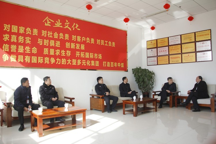 Zhao Jian, Chef du Bureau de la sécurité publique de Jining, aide les entreprises à reprendre le travail et à reprendre la production